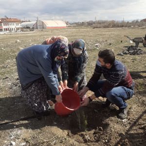 COVID-19 Nedeniyle Yaklaşık Bir Yıldır Kuruluş Dışına Çıkamayan Yaşlılar Normalleşme ile Birlikte Ağaç Diktiler  - fotoğraf 1