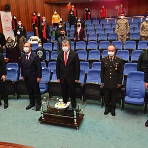 Şehitlerimizin Aileleri ve Gazilerimize Devlet Övünç Madalyası ve Beratı,  Cumhurbaşkanımız Adına, Vali Dr. Erdinç Yılmaz Tarafından Verildi - fotoğraf 2