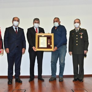 Şehitlerimizin Aileleri ve Gazilerimize Devlet Övünç Madalyası ve Beratı,  Cumhurbaşkanımız Adına, Vali Dr. Erdinç Yılmaz Tarafından Verildi - fotoğraf 9