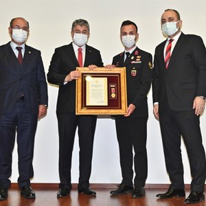 Şehitlerimizin Aileleri ve Gazilerimize Devlet Övünç Madalyası ve Beratı,  Cumhurbaşkanımız Adına, Vali Dr. Erdinç Yılmaz Tarafından Verildi - fotoğraf 11