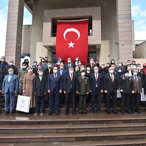 Şehitlerimizin Aileleri ve Gazilerimize Devlet Övünç Madalyası ve Beratı,  Cumhurbaşkanımız Adına, Vali Dr. Erdinç Yılmaz Tarafından Verildi - fotoğraf 17