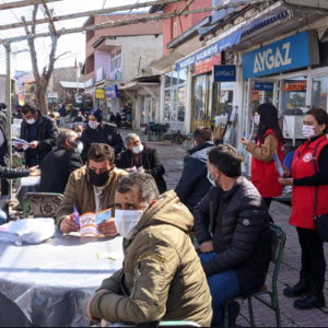 ŞÖNİM Müdürlüğü  koordinasyonunda Kadina yönelik siddetle mücadele kapsamında ilçelere yönelik başlatılan bilgilendirme ve farkındalık çalışmaları kapsamında Susuz ilçe merkezinde kahvehane ve mahalle toplantıları düzenlendi ve ilçe merkezinde bilgilendirme stantlari kurularak kadina yonelik siddetle mucadele konusunda kurumsal hizmetler hakkında bilgilendirme yapıldı . - fotoğraf 2