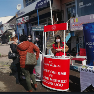 ŞÖNİM Müdürlüğü  koordinasyonunda Kadina yönelik siddetle mücadele kapsamında ilçelere yönelik başlatılan bilgilendirme ve farkındalık çalışmaları kapsamında Susuz ilçe merkezinde kahvehane ve mahalle toplantıları düzenlendi ve ilçe merkezinde bilgilendirme stantlari kurularak kadina yonelik siddetle mucadele konusunda kurumsal hizmetler hakkında bilgilendirme yapıldı . - fotoğraf 5