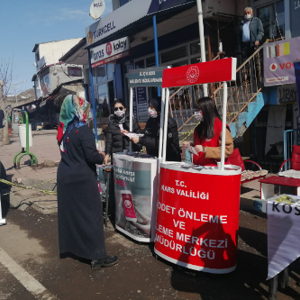 ŞÖNİM Müdürlüğü  koordinasyonunda Kadina yönelik siddetle mücadele kapsamında ilçelere yönelik başlatılan bilgilendirme ve farkındalık çalışmaları kapsamında Susuz ilçe merkezinde kahvehane ve mahalle toplantıları düzenlendi ve ilçe merkezinde bilgilendirme stantlari kurularak kadina yonelik siddetle mucadele konusunda kurumsal hizmetler hakkında bilgilendirme yapıldı . - fotoğraf 4