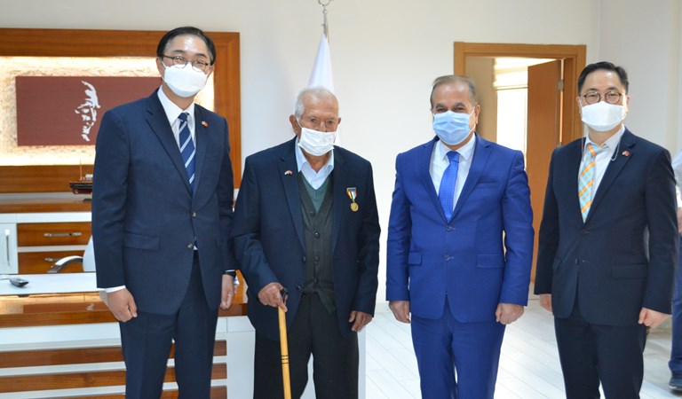 Kore Cumhuriyeti'nin Ankara Büyükelçisi Lee Won Ik, ve Savunma Ateşesi HO SUNG HWANG Kore Gazimiz Müslüm Kiper’i ziyaret etti.