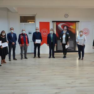 Covid-19 Süreci Çalışmaları Kapsamında Bakanımız Zehra Zümrüt SELÇUK tarafından imzalanan Teşekkür Belgeleri Personellere Teslim Edildi - fotoğraf 1