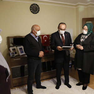 Bakan Selçuk, İftarda “Reşat Baba” Olarak Tanınan Kıbrıs Gazisi’nin Evine Konuk Oldu - fotoğraf 8