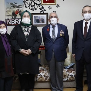 Bakan Selçuk, İftarda “Reşat Baba” Olarak Tanınan Kıbrıs Gazisi’nin Evine Konuk Oldu - fotoğraf 5