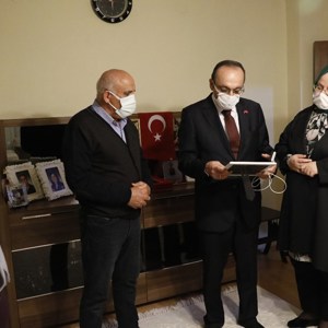 Bakan Selçuk, İftarda “Reşat Baba” Olarak Tanınan Kıbrıs Gazisi’nin Evine Konuk Oldu - fotoğraf 8