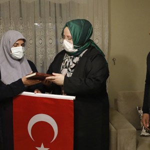 Bakan Selçuk, İftarda “Reşat Baba” Olarak Tanınan Kıbrıs Gazisi’nin Evine Konuk Oldu - fotoğraf 7