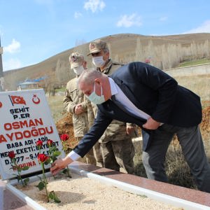Şehit P.Er Osman AYDOĞDU Şehadetinin Seni-i Devriyesinde Kabri Başında Dualarla Anıldı - fotoğraf 2