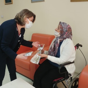 İl Müdür V. Fatma Uz Huzurevi Sakinlerinin Anneler Günü’nü Kutladı - fotoğraf 3