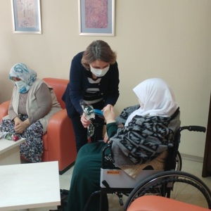İl Müdür V. Fatma Uz Huzurevi Sakinlerinin Anneler Günü’nü Kutladı - fotoğraf 4