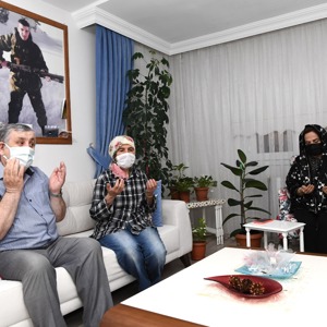 Valimiz Sayın Funda Kocabıyık, Anneler Günü Münasebetiyle Şehit Annelerini Ziyaret Etti - fotoğraf 1