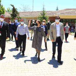 Valimiz Sayın Funda KOCABIYIK Engelliler Haftası dolayısıyla Engelsiz Yaşam Bakım Rehabilitasyon ve Aile Danışma Merkezimizi ziyaret etti. - fotoğraf 1