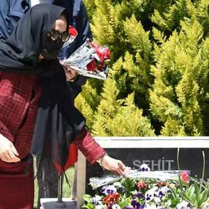 Valimiz Sayın Funda Kocabıyık Ramazan Bayramı Dolayısıyla Uşak Şehitliğini Ziyaret Etti - fotoğraf 2