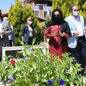 Valimiz Sayın Funda Kocabıyık Ramazan Bayramı Dolayısıyla Uşak Şehitliğini Ziyaret Etti - fotoğraf 4