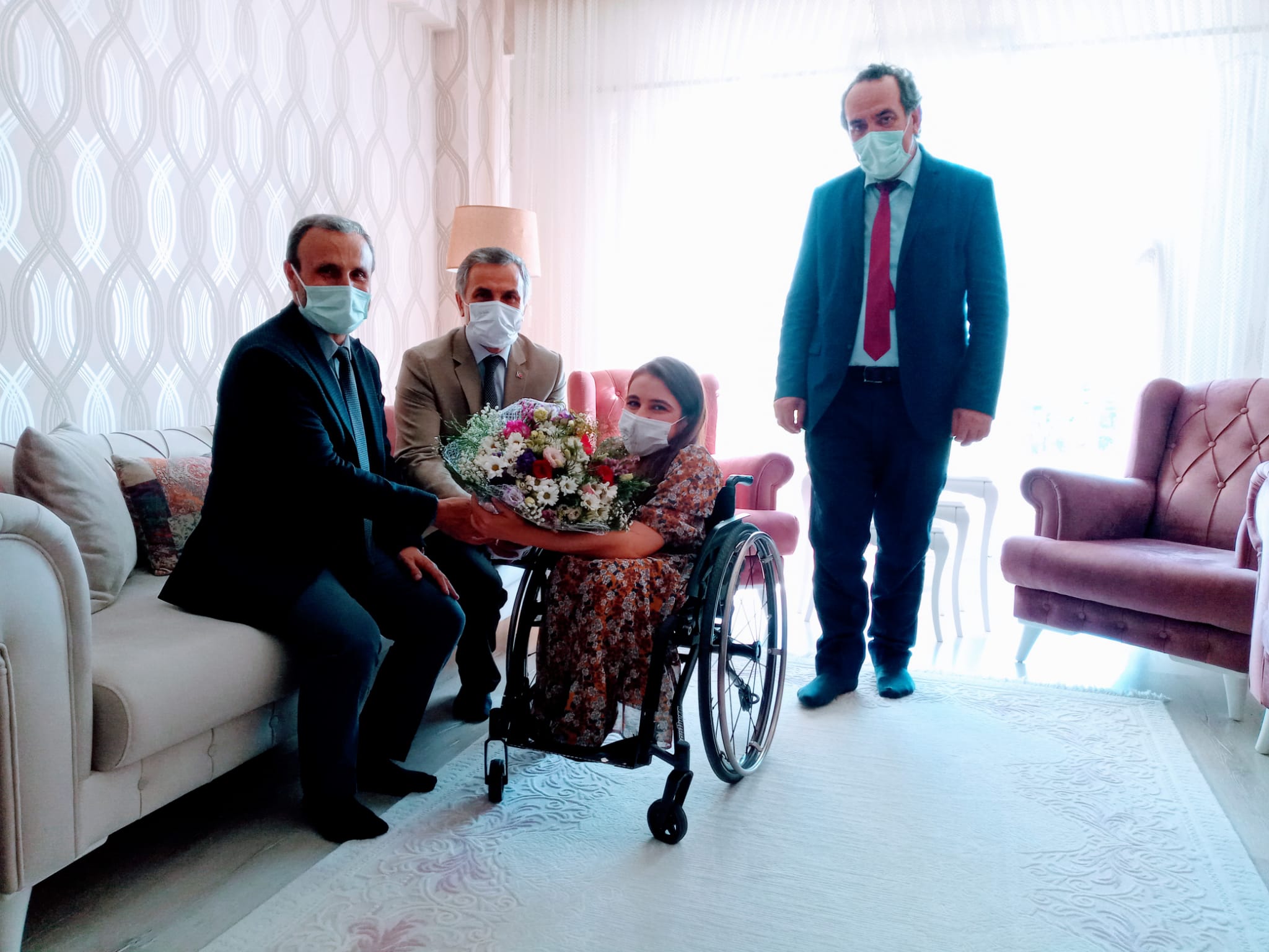 KAHVERENGİ DALLARDAN PEMBE ÇİÇEKLER AÇTIĞI SÜRECE UMUTSUZLUĞA GEREK YOK