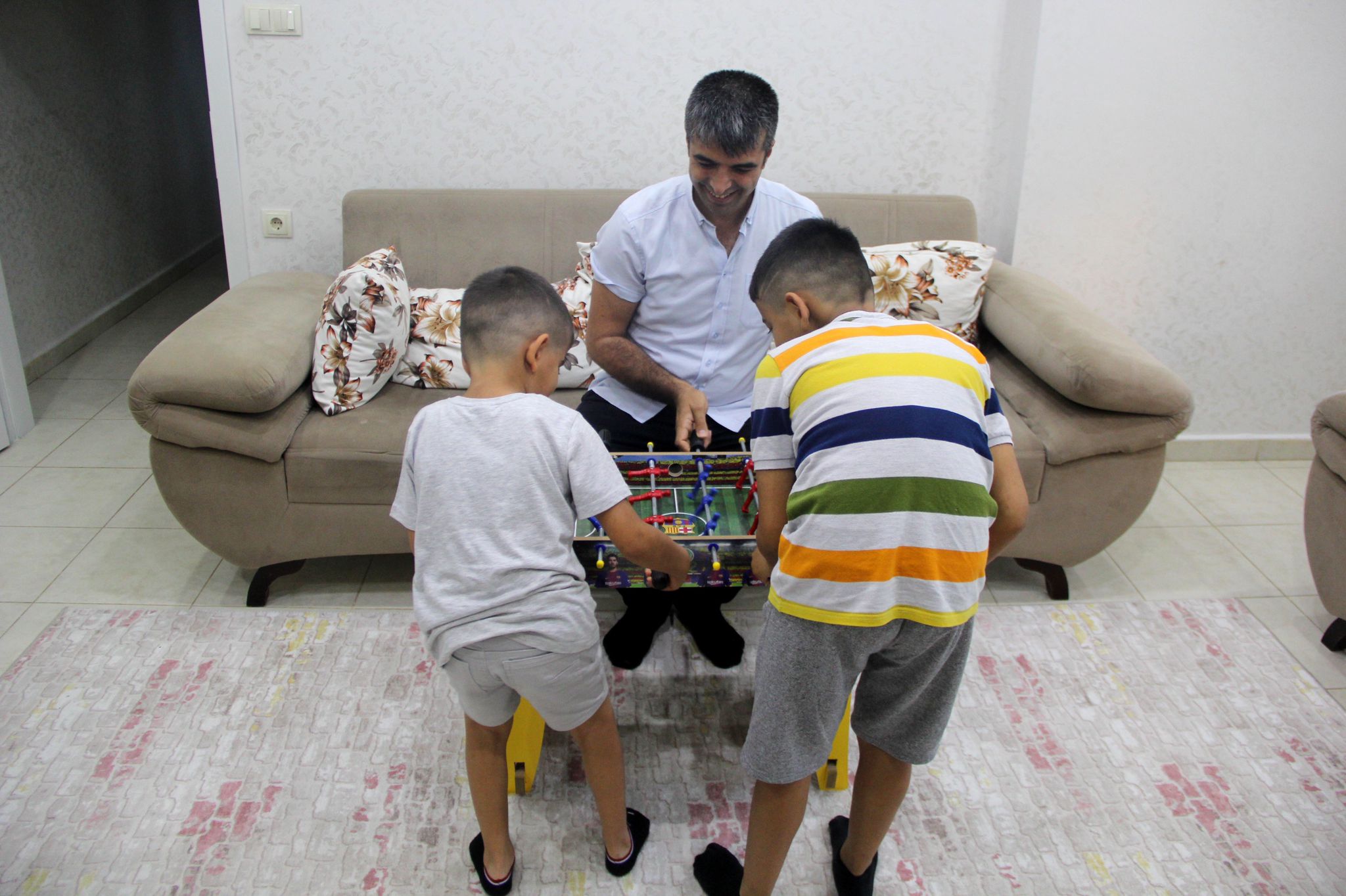 Yetiştirme Yurdunda Büyüyen Baba Koruyucu Aile Olarak 2 Çocuğa Evinin Kapısını Açtı