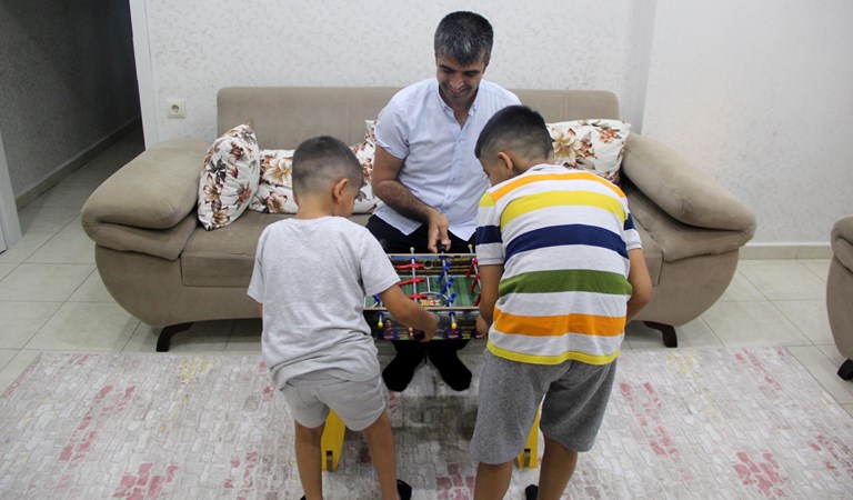 Yetiştirme Yurdunda Büyüyen Baba Koruyucu Aile Olarak 2 Çocuğa Evinin Kapısını Açtı
