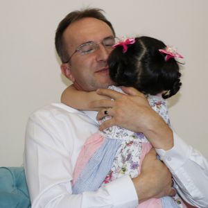 İş Dönüşü Yolunu Gözleyen Küçük Kızlarıyla Mutlulukları Katlandı - fotoğraf 2