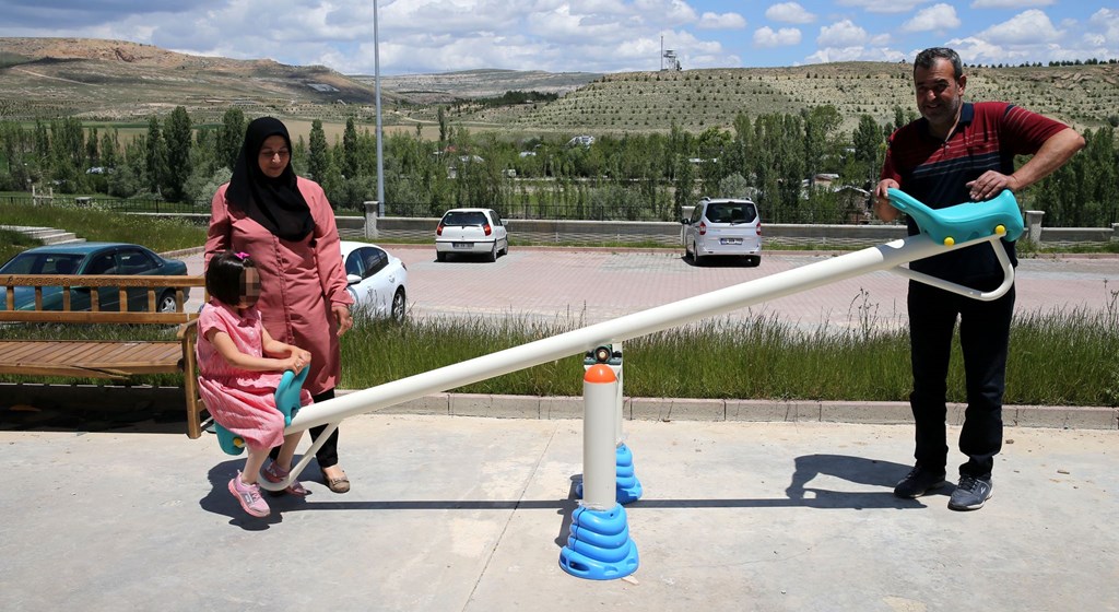 Koruyucu aile oldukları çocuklarla mutlu bir yuvaya kavuştular