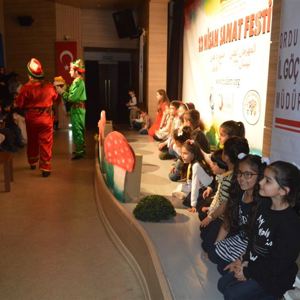 Çocuk Hakları Komitesi ve İl Göç İdare ve Mülteci Destek İş Birliğinde 23 Nisan Sanat Festivali Düzenlendi - fotoğraf 4