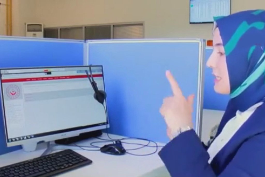 Aile ve Sosyal Hizmetler Bakanlığınca Türkiye'nin İlk 'İşitme Engelliler İletişim Merkezi' Açılacak Aile ve Sosyal Hizmetler Bakanlığı bünyesinde, işitme engelli vatandaşların ihtiyaç duydukları alanlarda tercümanlık hizmetinden faydalanması amacıyla "İşitme Engelliler İletişim Merkezi" açılacak.