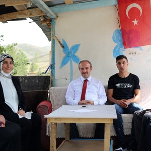 Bayburt Valisi Cüneyt EPCİM Öncülüğünde İlimizdeki Şehit Ailesi ve 15 Temmuz Gazisi Ziyaret Edildi - fotoğraf 3