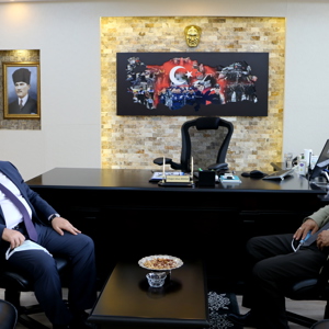 İl Müdürümüz Mahmut ÖZDEMİR, Tokat İl Emniyet Müdürü Görevine Atanan Armağan Adnan ERDOĞAN’a Hayırlı Olsun Ziyaretinde Bulundu - fotoğraf 1