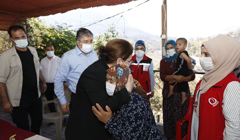 Aile ve Sosyal Hizmetler Bakanımız Derya Yanık, Osmaniye'de orman yangınında zarar gören alanlarda incelemede bulundu