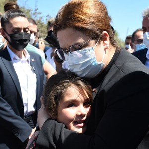 Bakanımız Derya Yanık Hanımefendi, Adana’da Yangından Etkilenen Vatandaşlarımızın Yanında - fotoğraf 1