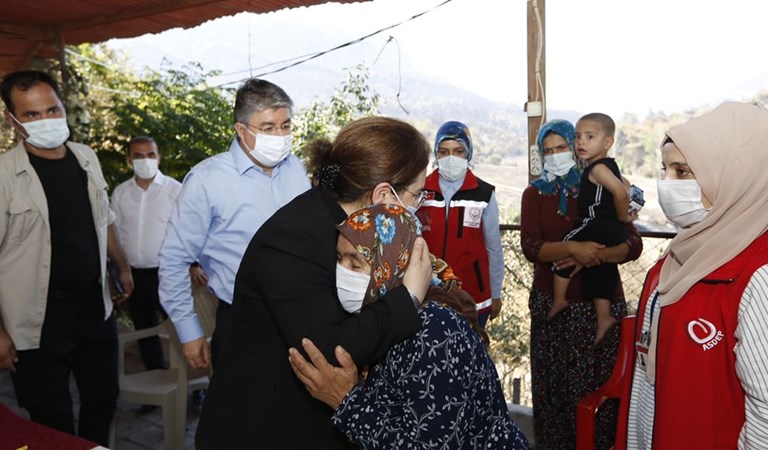 Aile ve Sosyal Hizmetler Bakanımız Derya Yanık, Osmaniye'de orman yangınında zarar gören alanlarda incelemede bulundu