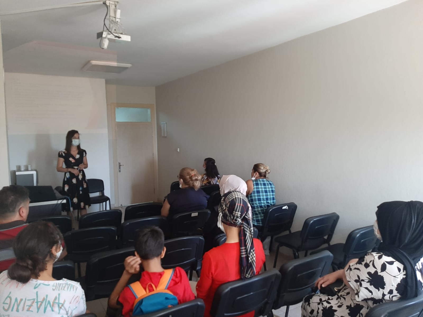 İskenderun' da Sosyal Ekonomik Destek Hizmet Modelinden Yararlanan Ailelere “Tek Ebeveynli Aileler” Konulu Seminer Verildi.