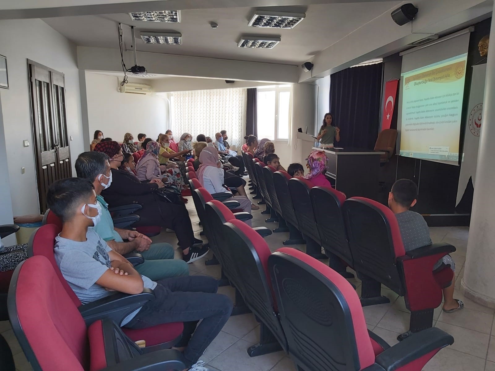 Antakya' da Sosyal Ekonomik Destek Hizmet Modelinden Yararlanan Ailelere “Tek Ebeveynli Aileler” Konulu Seminer Verildi.