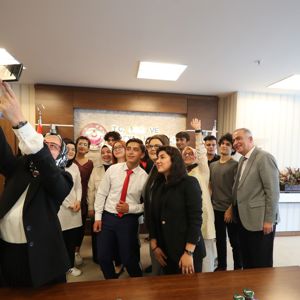 Bakanımız Yanık Kuruluşlarda Yetişmiş ve YKS’de Başarılı Olmuş Gençlerle Bakanlıkta Bir Araya Geldi - fotoğraf 1