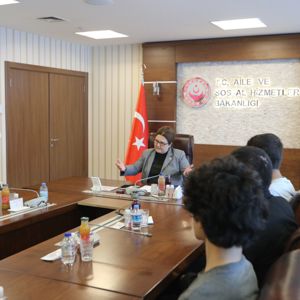 Bakanımız Yanık Kuruluşlarda Yetişmiş ve YKS’de Başarılı Olmuş Gençlerle Bakanlıkta Bir Araya Geldi - fotoğraf 2