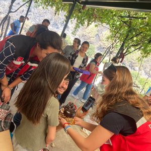 PSİKO-SOSYAL DESTEK EKİPLERİMİZDE MİNİK MERVE’YE SÜRPRİZ DOĞUM GÜNÜ - fotoğraf 4