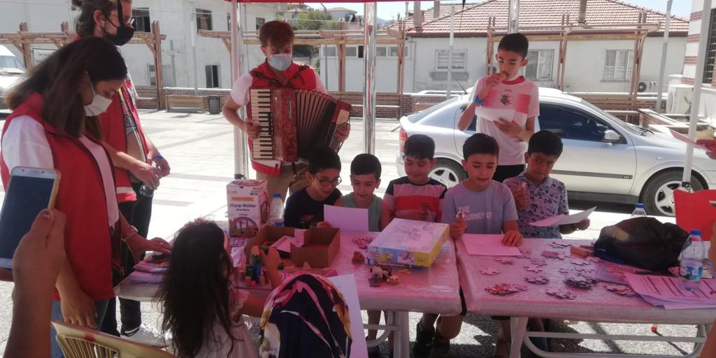 PSİKO-SOSYAL DESTEK ÇALIYOR, ÇOCUKLAR SÖYLÜYOR