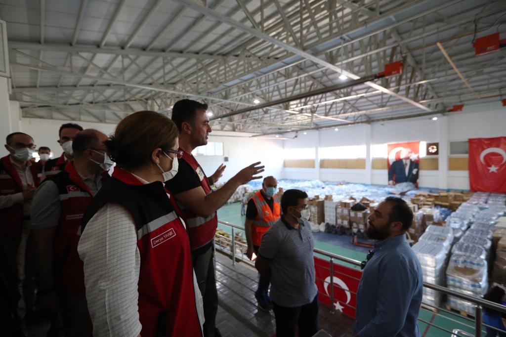 Bakanımız Derya Yanık: “Ayni Bağış Depolarımıza şu ana kadar 1 milyon adedin üzerinde ürün ulaştı”