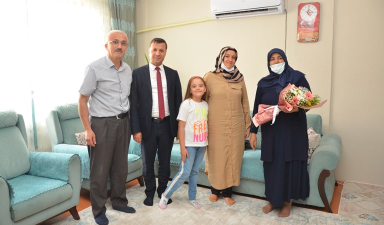 İl Müdürümüz Abdurrahman BİLGİÇ ve ailesi, ilimizde ikamet eden şehit ailelerine ziyarette bulundu.