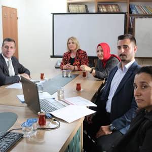 Yalova Belediyesi Kadın ve Aile Hizmetleri Müdürlüğünde Bilgilendirme Toplantısı Gerçekleştirildi - fotoğraf 3