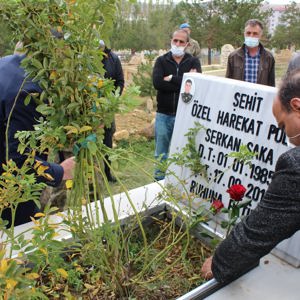 Şehit Polis Memuru Serkan Saka Şehadetinin Sene-i Devriyesinde Kabri Başında Dualarla Anıldı - fotoğraf 5
