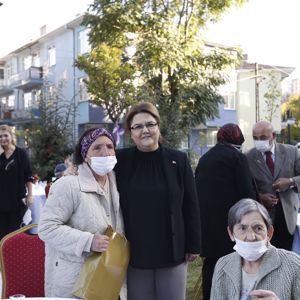 Bakanımız Derya Yanık, Dünya Yaşlılar Günü’nde Huzurevi Sakinleriyle Bir Araya Geldi - fotoğraf 1