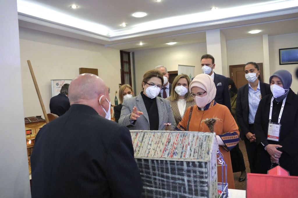 Emine Erdoğan Hanımefendi Ve Bakanımız Derya Yanık, “Küresel Krizler: Pandemi, Yaşlılar Ve Dayanışma” Konferansında Yaşlılarla Bir Araya Geldi