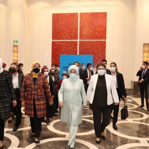 Emine Erdoğan Hanımefendi ve Bakanımız Derya Yanık, "Halkbank Üreten Kadınlar Türkiye Zirvesi"ne Katıldı - fotoğraf 1