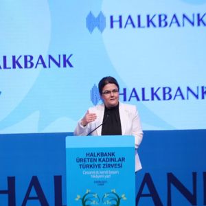 Emine Erdoğan Hanımefendi ve Bakanımız Derya Yanık, "Halkbank Üreten Kadınlar Türkiye Zirvesi"ne Katıldı - fotoğraf 2