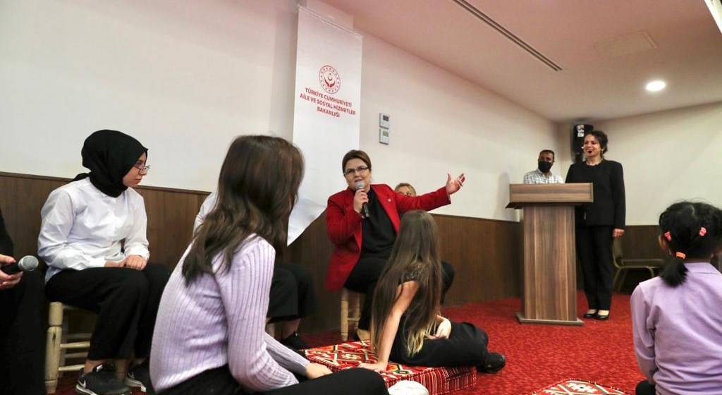 Bakanımız Sayın Derya Yanık, 11 Ekim Dünya Kız Çocukları Günü’nde Kuruluşlarımızda Kalan Kız Çocuklarıyla Bir Araya Geldi
