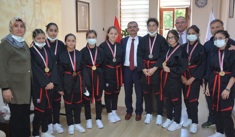 Türkiye Şampiyonası’na  katılarak branşlarında derece alarak dönen kızlarımızı İl Müdürlüğümüzde ağırladık