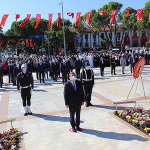 29 Ekim Cumhuriyet Bayramının 98. Yıldönümü kutlamaları, Atatürk Anıtı'na çelenk konulmasıyla başladı. - fotoğraf 3